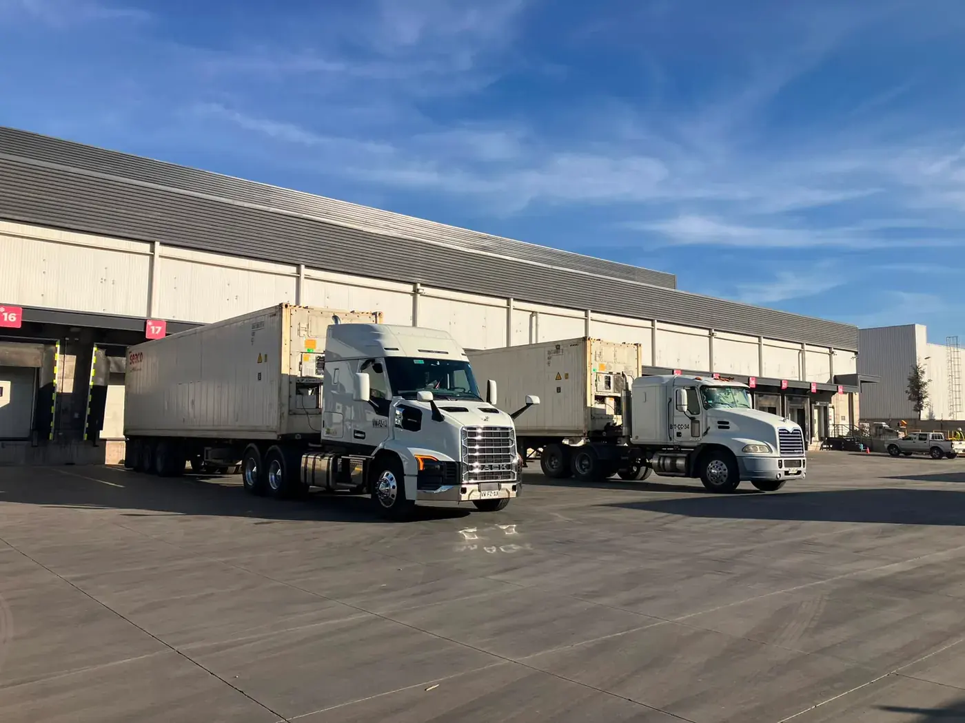 Camiones Mack Transelva transportando contenedores